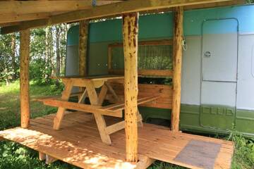 Фото номера Семейный номер с видом на сад Кемпинги Caravan Yard г. Valdemārpils 3