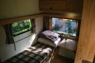 Фото номера Семейный номер с видом на сад Кемпинги Caravan Yard г. Valdemārpils 7