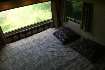 Фото номера Семейный номер с видом на сад Кемпинги Caravan Yard г. Valdemārpils 4