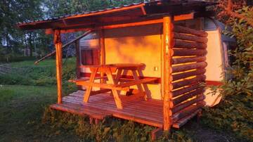 Фото номера Семейный номер с видом на сад Кемпинги Caravan Yard г. Valdemārpils 6